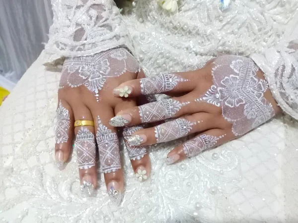 Nahaufnahme Der Hand Der Braut Mit Einem Brautstrauß — Stockfoto