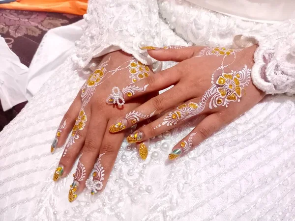 Gelinin ellerine bir buket düğün çiçeği yakın çekim.