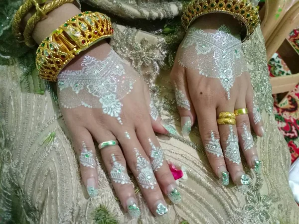 新娘的手与结婚花束的特写 — 图库照片