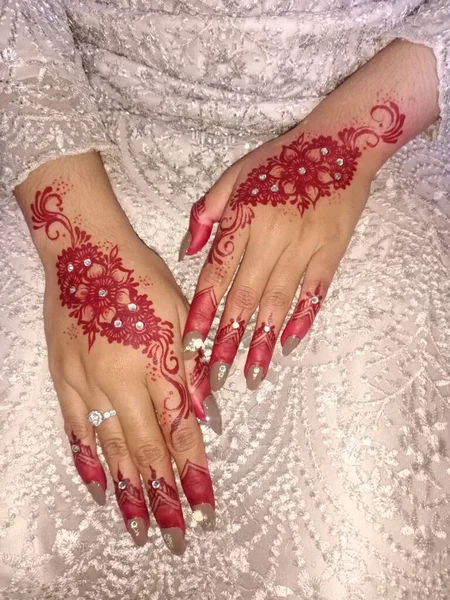 Gelinin ellerine bir buket düğün çiçeği yakın çekim.