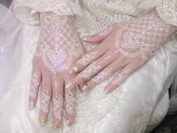 Κοντινό Πλάνο Των Χεριών Της Νύφης Γαμήλια Ανθοδέσμη — Φωτογραφία Αρχείου