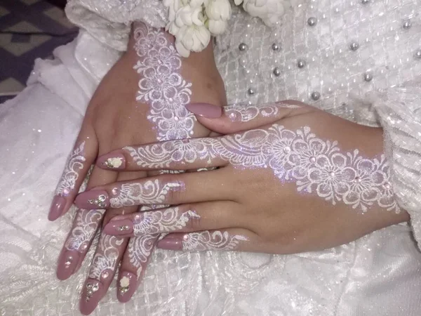 Gelinin ellerine bir buket düğün çiçeği yakın çekim.