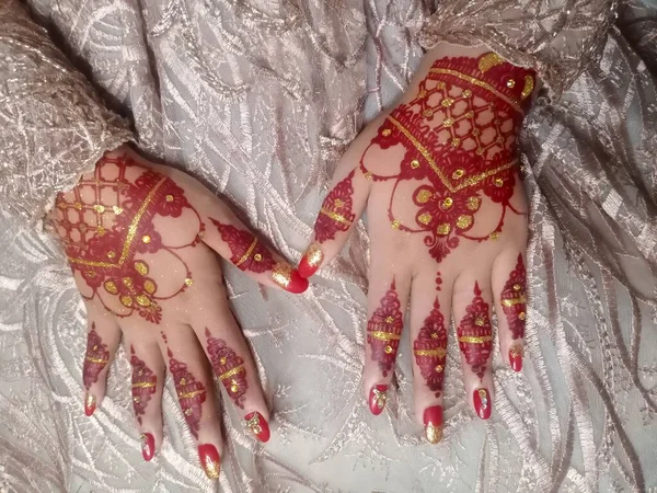 Gelinin ellerine bir buket düğün çiçeği yakın çekim.