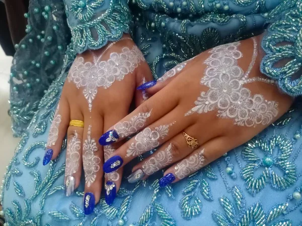 Nahaufnahme Der Hand Der Braut Mit Einem Brautstrauß — Stockfoto