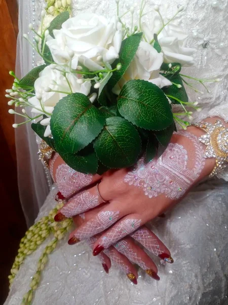 Bir buket çiçekli gelin