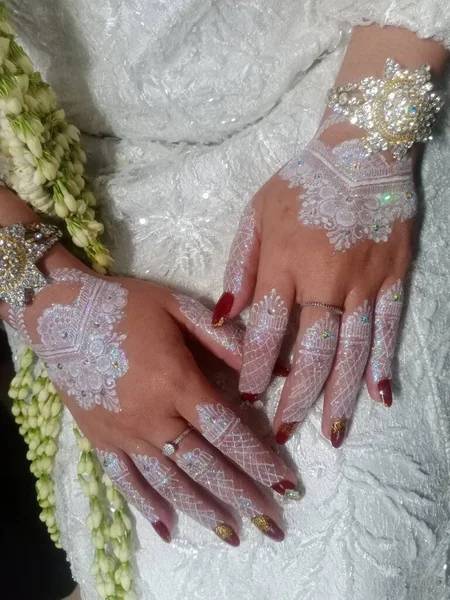 Alyanslar kadınların elinde.