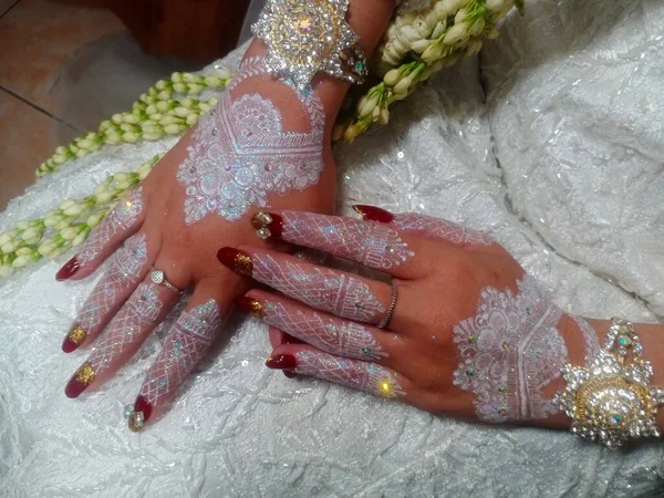 女性の手に結婚指輪を — ストック写真