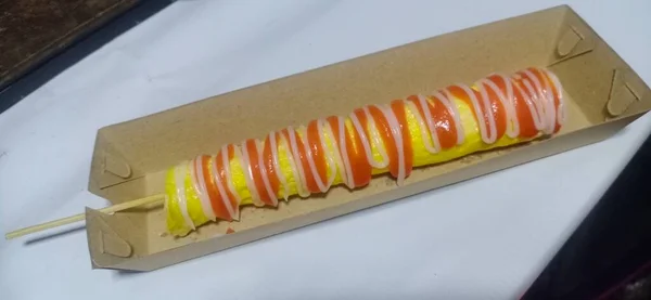 Beyaz arka planda taze pişmiş somon balığı.