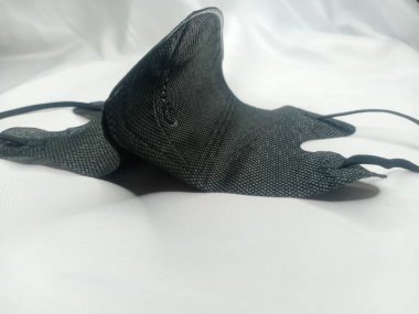 Açık arkaplanda güzel bir kadının eşarbının siyah beyaz fotoğrafı.