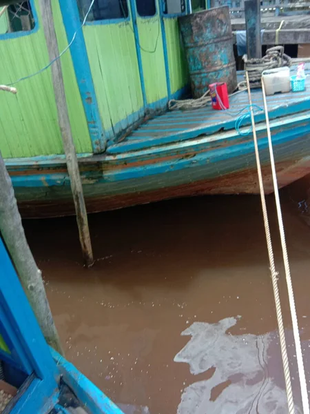 Şehirde balıkçı tekneleri