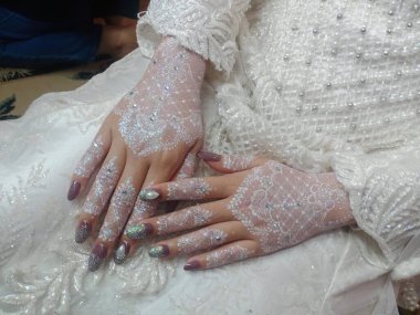 Beyaz dantelli ve peçeli bir çift.