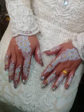 Gelin beyaz elbiseli ve peçeli