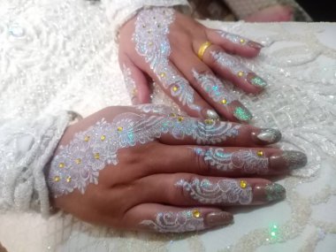 Çiçekli güzel kadın elleri