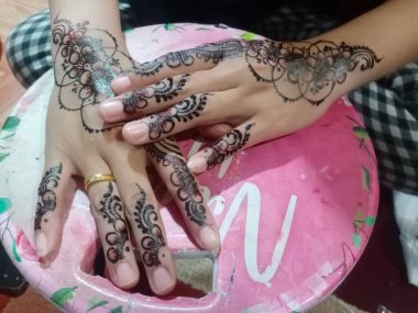 Dövmeli kadın eli, yakın çekim.