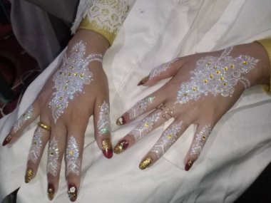 Güzel çiçeklerle yakın çekim eller.