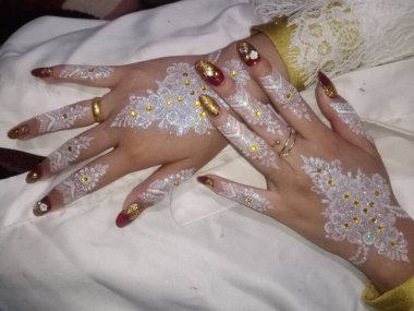 Düğün gününde stüdyoda bir kadının eli.