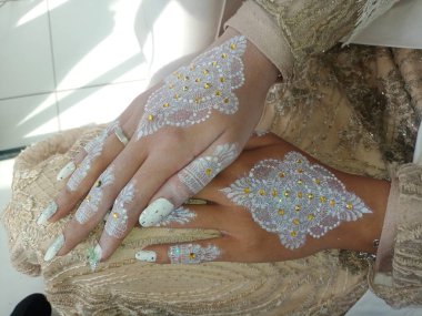 Düğün gününde stüdyoda bir kadının eli.