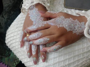 Düğün gününde stüdyoda bir kadının eli.