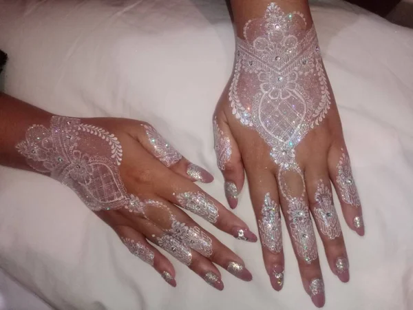 Gelin elleri alyans tutuyor.