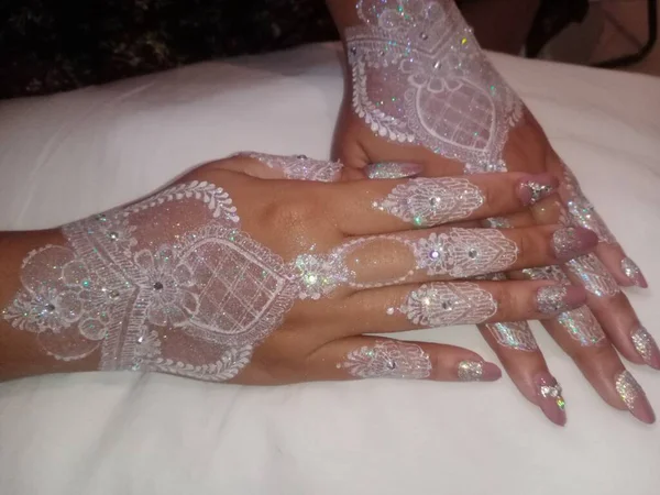 Anillos Boda Las Manos Una Hermosa Novia —  Fotos de Stock