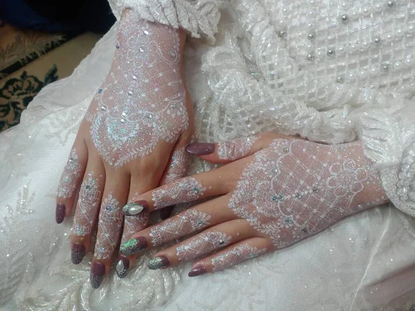 Beyaz elbiseli güzel bir çift.