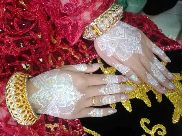 Close Hand Holding Traditional Indian Couple — Stock Photo, Image