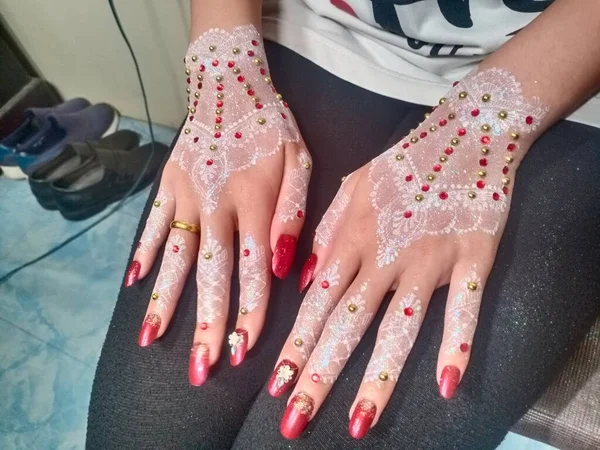 Bela Mulher Mãos Com Uma Manicure Sua Mão — Fotografia de Stock