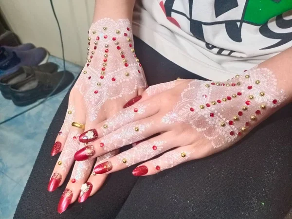 Mãos Mulher Com Uma Bela Manicure — Fotografia de Stock