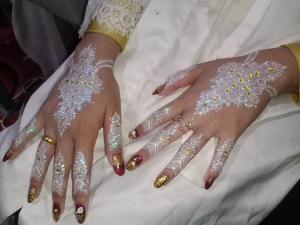 Güzel çiçeklerle yakın çekim eller.