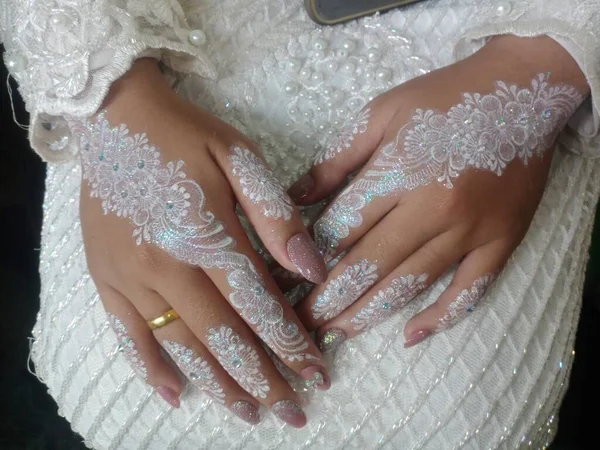 Hand Van Een Vrouw Studio Haar Trouwdag — Stockfoto