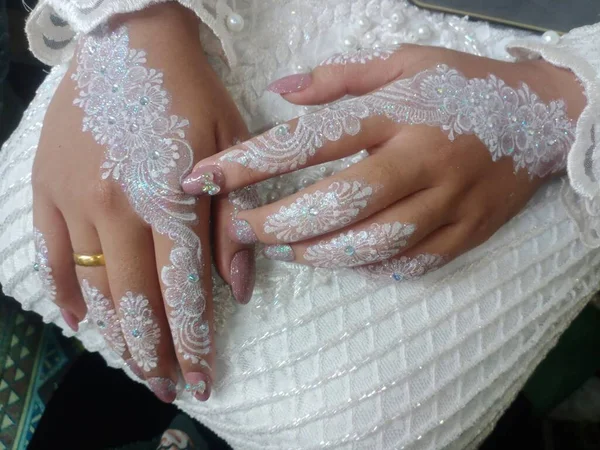 Рука Женщины Студии День Свадьбы — стоковое фото