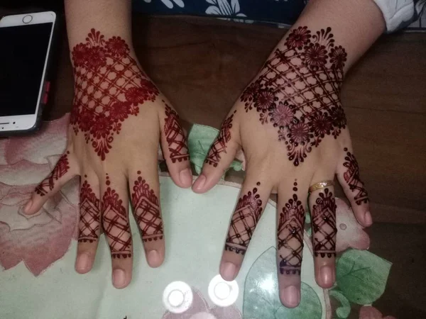 Mão Uma Mulher Estúdio Dia Seu Casamento — Fotografia de Stock