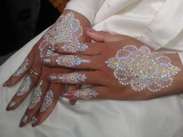 Hand Van Een Vrouw Studio Haar Trouwdag — Stockfoto