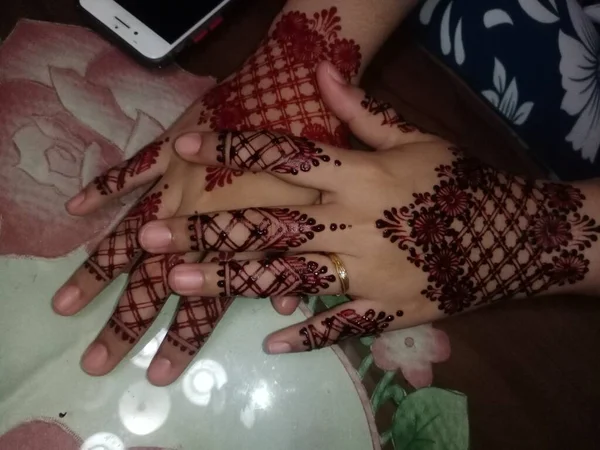 Düğün gününde stüdyoda bir kadının eli.