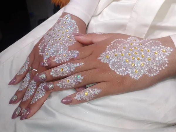 Düğün gününde stüdyoda bir kadının eli.