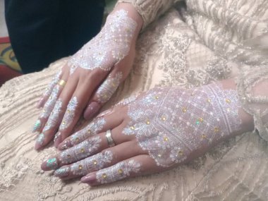 Güzel bir manikürle bir kadının ellerine yaklaş.