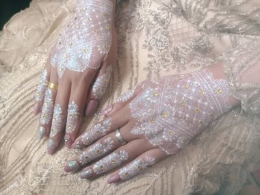 Güzel alyanslar dişilerin elinde