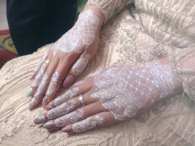 Beyaz alyansları olan bir kadının ellerini kapat.