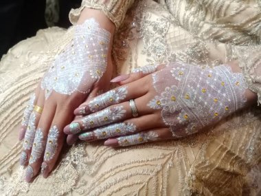 Alyanslar kadınların elinde.