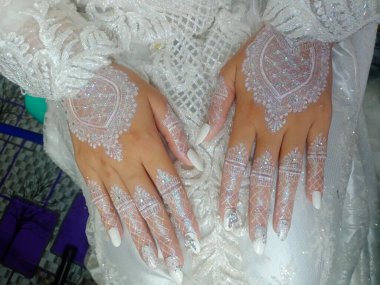 beyaz dantelli duvağı olan bir çift