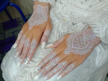 Beyaz dantelli ve mavi kumaşlı gelinlik.