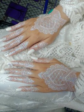 Alyanslar beyaz arkaplanda