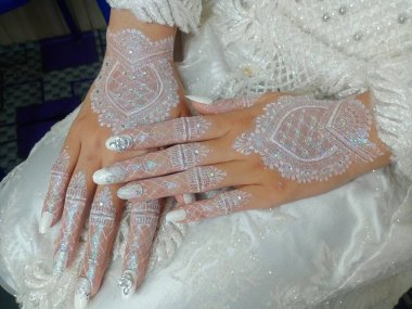 beyaz dantelli duvağı olan bir çift