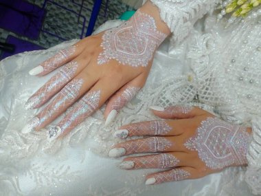 Alyanslar beyaz arkaplanda