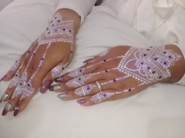 Güzel bir manikürle bir kadının ellerine yaklaş.