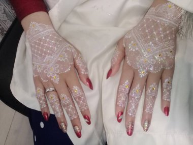 Güzel bir manikür ve bir gelin tutan bir kadının ellerini kapat.