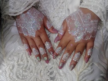 Çiçek tutan ellerin yakın çekimi.