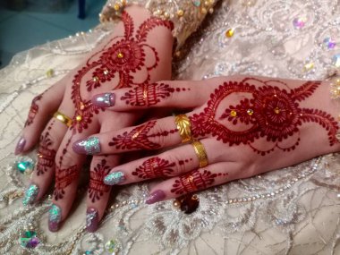 Geleneksel bir Hint elbisesini tutan bir kadın eli.