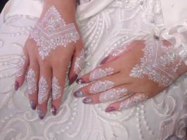 Ellerinde alyansları olan güzel bir kadın.