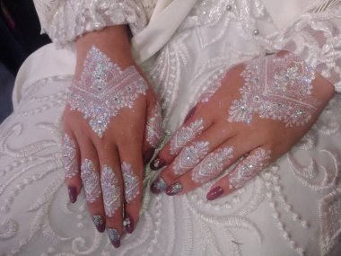 Beyaz çiçekli güzel bir çift.